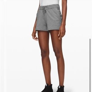 Lululemon On The Fly Mid-Rise Short 2.5”
Heathered Slate